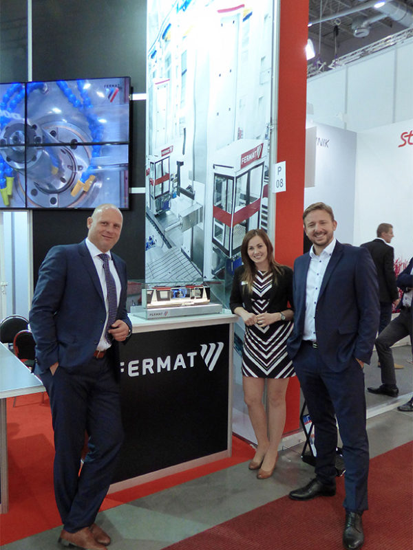 Ing. Michal Bures, MBA, Vaclav Chvatlina und Mgr. Jana Skácelová für das Sondermodell CNC-Schleifmaschine BHM MSV | IMT 2016 in Brno